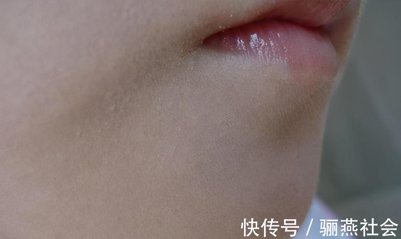 美妆博主 美妆蛋失宠了？明星们化妆纷纷用上了粉底刷，难怪个个都是奶油肌