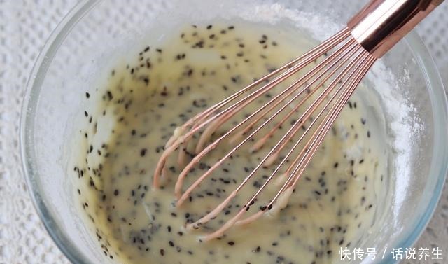 这零食用鸡蛋和面粉就能做,清香酥脆,搅一搅,烤熟就能吃,简单