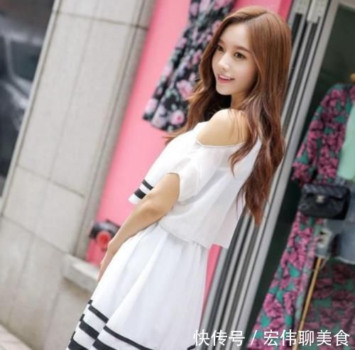 曲线|美女穿搭:小姐姐爱穿个性的紧身裙,简约又更减龄,拉伸腿部曲线