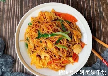 小青菜|用挂面做炒面，别只会煮面条，牢记1个技巧，面条不坨，根根分明