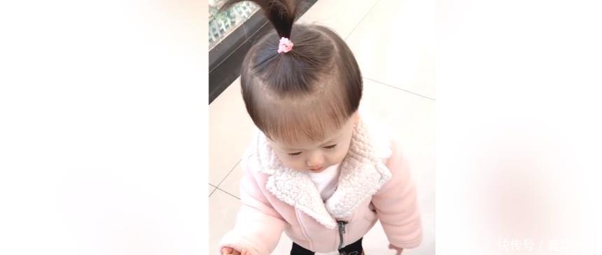 宝宝太可爱了吧，一看到宝爸的照片，就喊着找爸爸