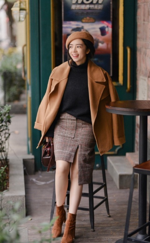 小姐姐|大衣下面别穿牛仔裤了,试试半身裙吧,温柔显气质,40+也能驾驭