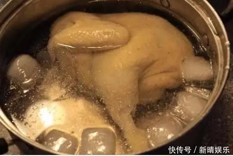 做白切鸡万万不可下锅烫煮，用这一招做法，肉汁鲜嫩，香滑皮爽