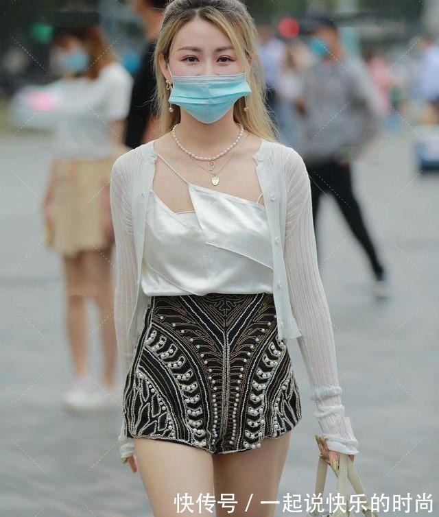 短裤 白色针织开衫搭配图案短裤,内衬白色背心,凉爽时尚!