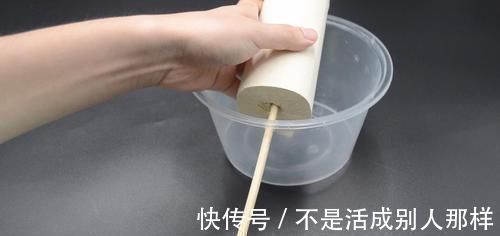 家庭|塑料打包盒上穿一根筷子,用途太棒了,解决了很多家庭困扰的烦恼