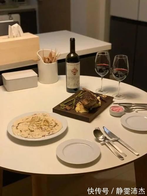 原木色|他家极简又温馨，怎么做到的？堪比电影场景，引无数人羡慕