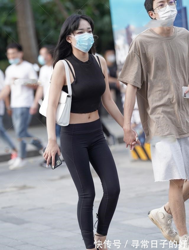 紧身裤 穿黑色紧身裤穿搭,低调性感,尽显成熟时尚的女性魅力!