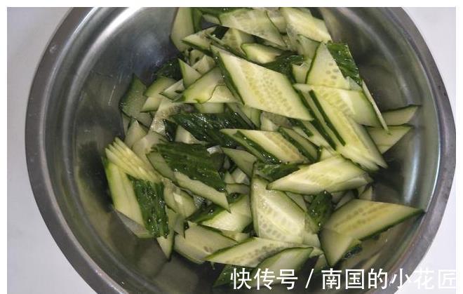 黄瓜炒鸡蛋|炒黄瓜时，记住“放3味”，黄瓜不硬，入味好吃又香嫩