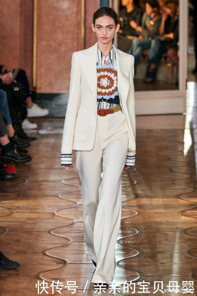 显瘦|再见阔腿裤!今年秋冬流行这条“喇叭裤”,遮肉显瘦又时髦