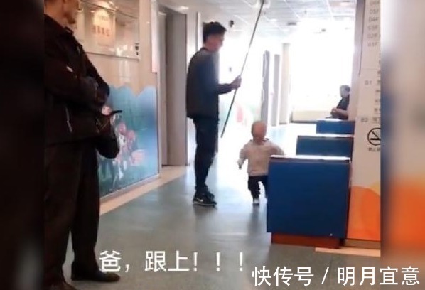 输着液|“领导小子”在医院走红,输着液也不影响他溜爸爸,网友:胡闹