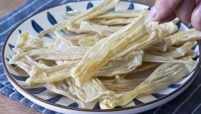 别用冷水泡腐竹，水里“多加2样”，10分钟泡开，口感筋道没硬心