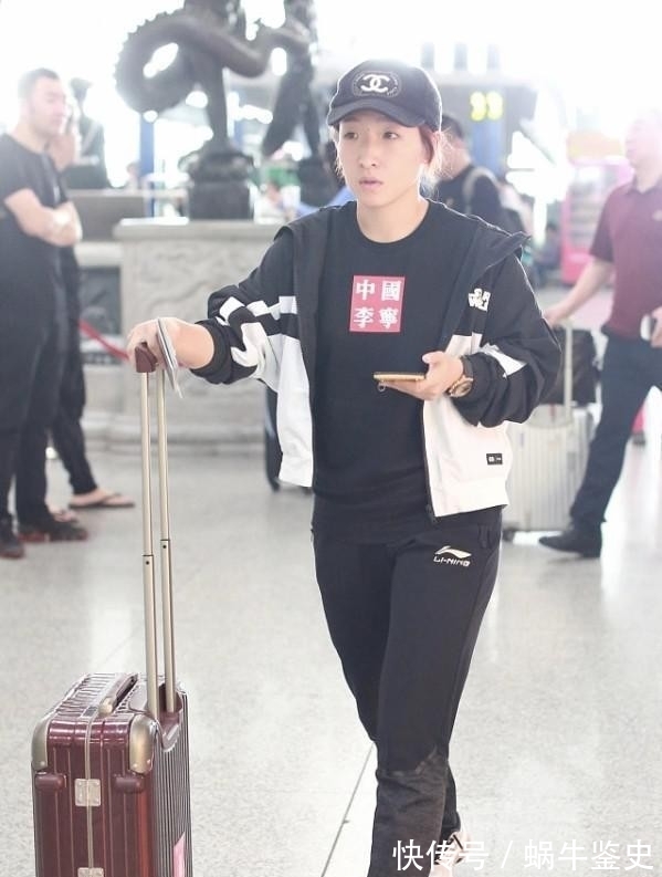 金牌|没得金牌的刘诗雯脱下队服也可爱,休闲造型太舒适,低马尾显元气