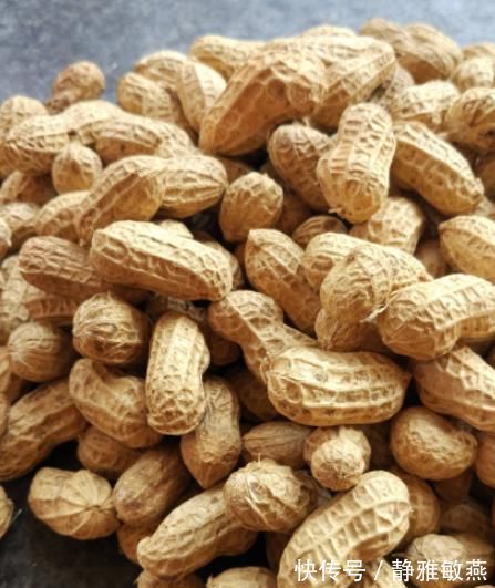 炸完花生米,直接撒盐就错了老师傅只用这一招,放多久都香脆