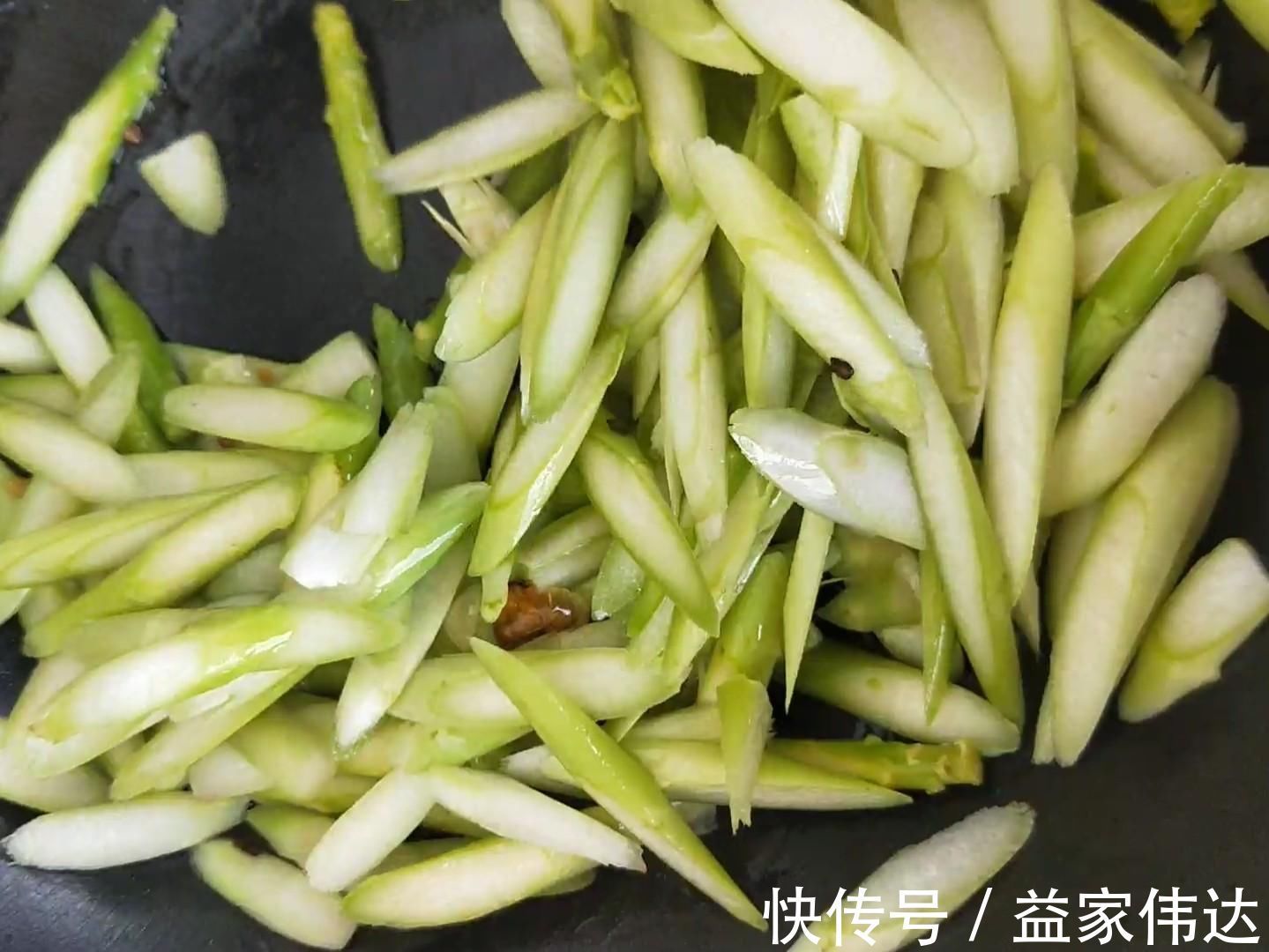牛奶|蔬菜中的补钙冠军，钙是鱼肉9倍，比牛奶好吸收，冬天要给孩子吃