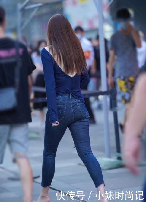 搭配|街拍:初秋唯美的搭配,藏青色小衫配紧身牛仔裤,你也可以美得出俏