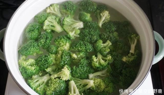 洗西兰花时,用盐水洗等于吃农药,菜农教你一招,农药残留无影踪!