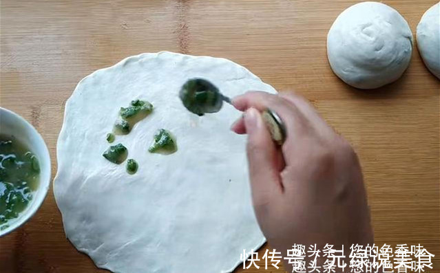 葱油饼这样做真好吃,掌握2个小窍门,柔软多层,酥脆可口。