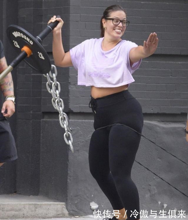 vogue|170斤也能走T台大码超模艾什莉,胯宽腿粗,魅力却不输Gigi!