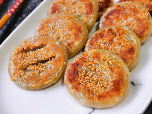  做豆沙饼一点儿不难，1张手抓饼做4个，外焦里嫩口口香甜