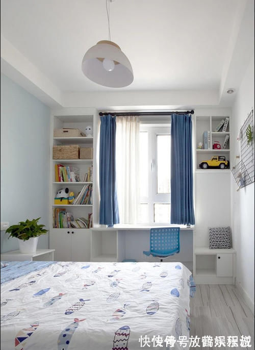 卧室|卧室别再靠床头装书桌了,换个位置省空间又美观,早知我也这么装