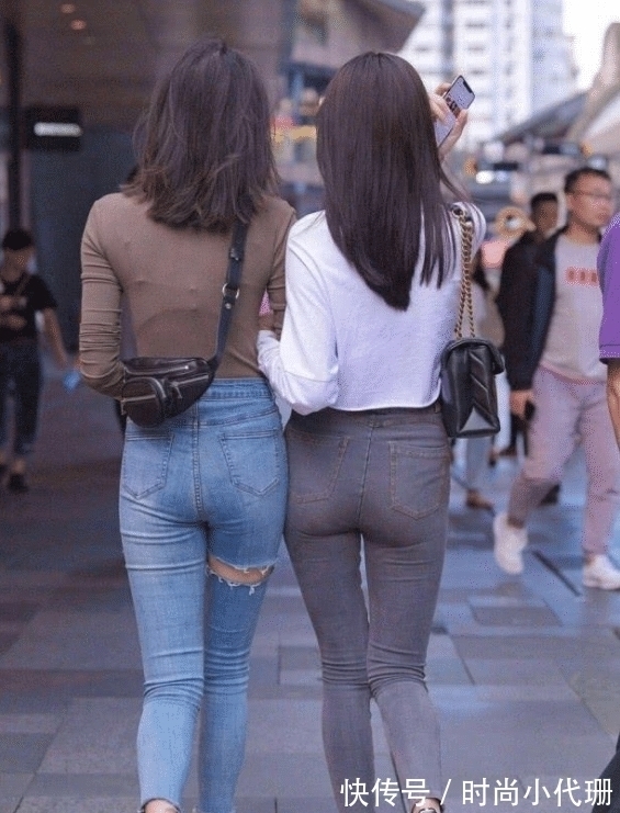 牛仔裤 同样是穿牛仔裤,美女很勇敢的把裤子“割”了一大口,心还真是够大的!