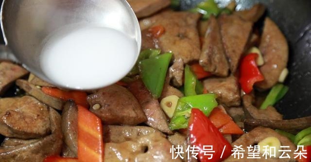 滋补|猪肝这样炒，又鲜又嫩，下饭又解馋，营养滋补，家人吃不够！