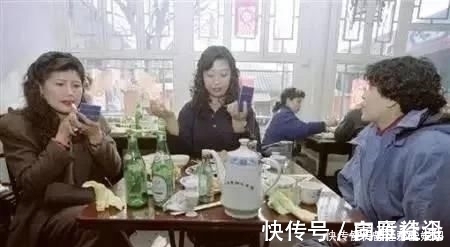 老照片#历史老照片80年代老百姓下饭馆,手纸还在论斤卖