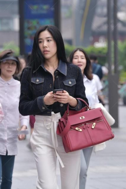 小香风外套搭配高腰休闲裤，设计独特，个性十足