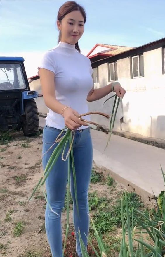 一条天 菜园子小姐姐“拔大葱”凹凸性感，网友吃大葱更有勇气
