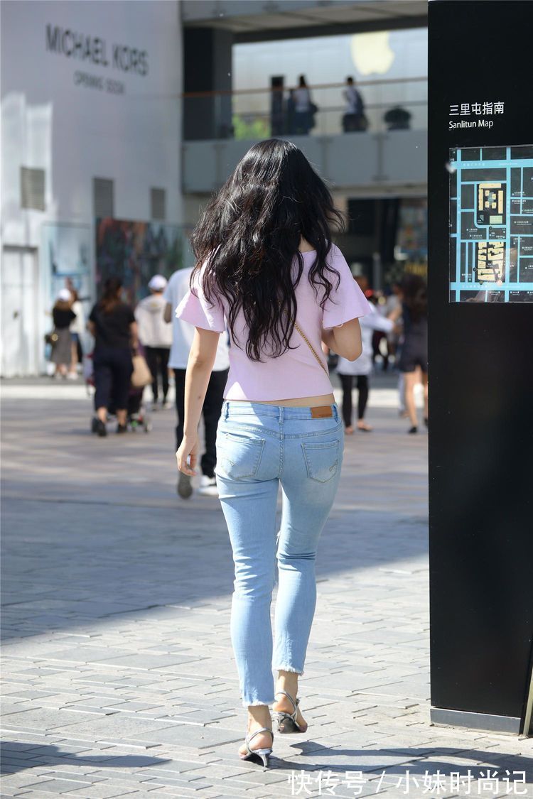 减龄 街拍:美女粉红的半袖,搭配一条中低腰的紧身牛仔裤,时尚又减龄