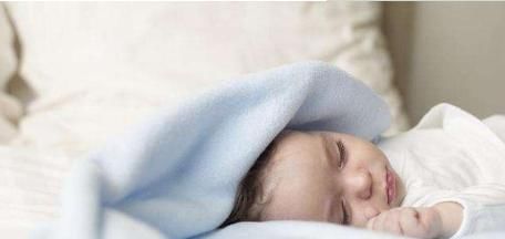 如果宝宝经常这样睡觉，发育会比同龄小朋友落后很多，赶紧改过来