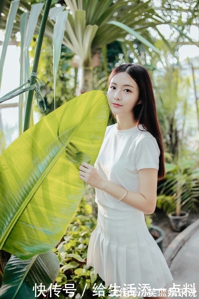 长发美女T恤衫百褶裙搭配一双小白鞋少女感十足,美美哒