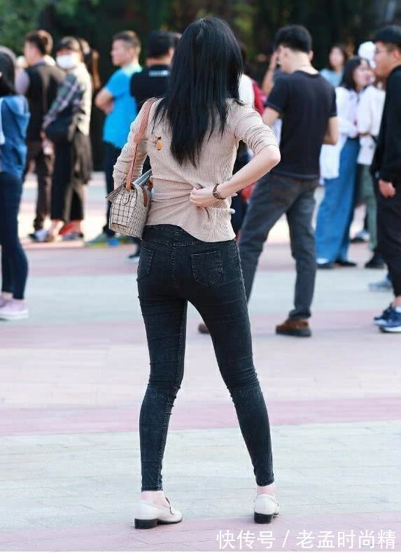 范儿|街拍:气质小姐姐牛仔裤搭配尽显轻熟女范儿,嘟嘴卖萌尽情自拍