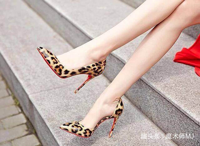 身材|身材出众的女孩穿高跟鞋，精致时尚简约大方，展现女性迷人气质