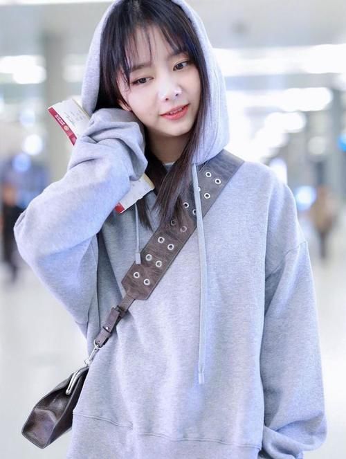 圆脸|穿搭清爽时髦,卫衣搭配牛仔裤走机场,意外小巧精致!