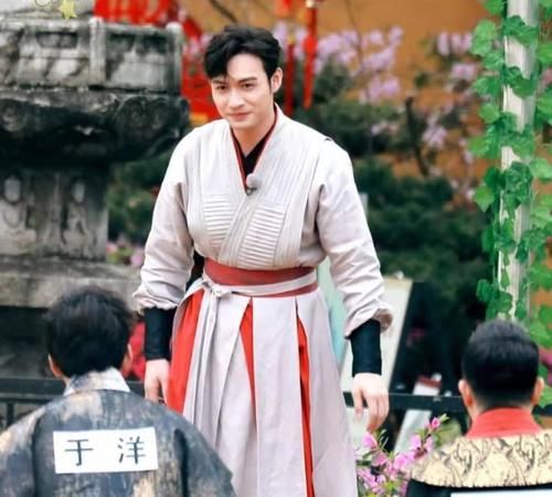 景甜|《司藤》爆火后,张彬彬一个月参加三档节目,嘉行一哥又要换人了