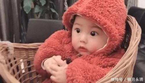 侄女|舅舅带娃火了,为了自己打游戏,直接将宝宝“封印”在墙上