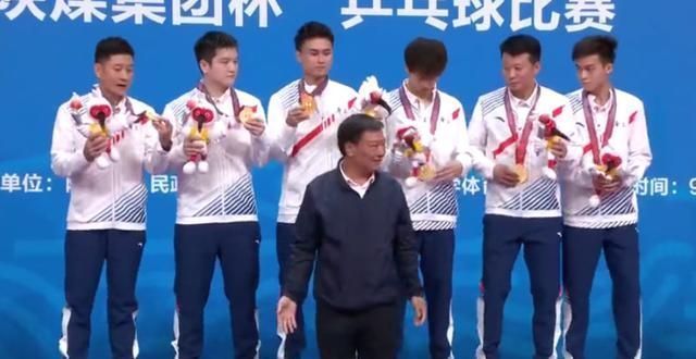 金牌|大哥范!樊振东拉全队登最高领奖台,向队友示范举金牌,巨大反差