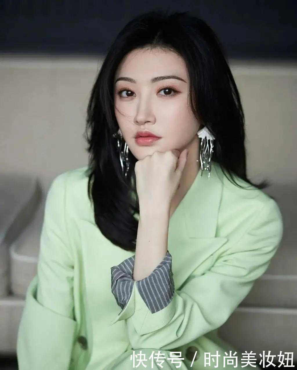 “丑模”吕燕真有国际范，穿西装套裙配运动鞋好洋气，气场绝了