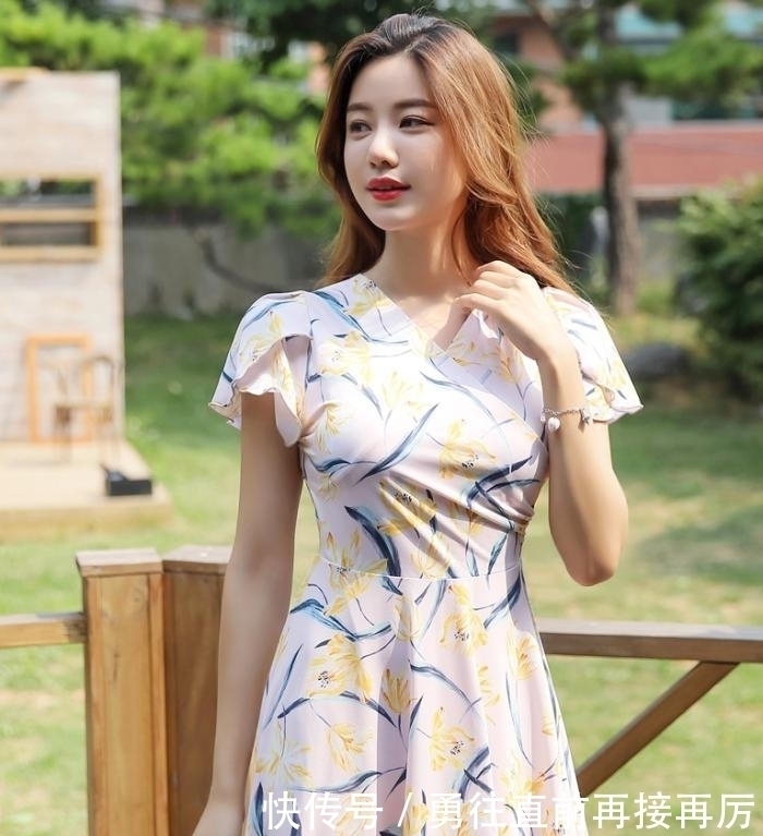 气质美女驾驭白色连衣裙,清新自然又有女人味