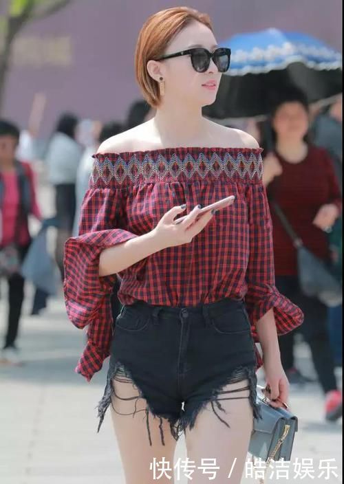 时尚街拍一字肩这样搭配穿，不仅时尚大气，而且回头率飙升
