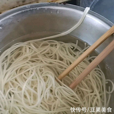 #清香麻爽秒入魂#麻辣芽菜拌面