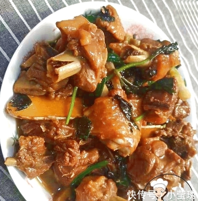 白锅|夏天吃猪肉不如吃它，比牛肉便宜，比猪肉营养，焖一焖香到舔盘子