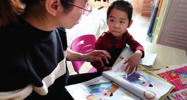 写作业|“打断式”陪娃写作业,伤害比你想的更严重,父母还不知悔改