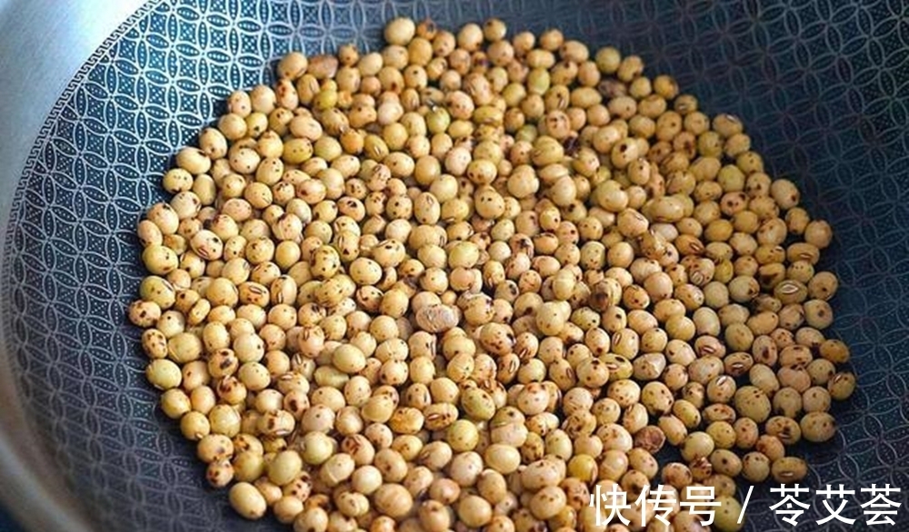 钓鲫鱼饵料配方:用这些“炒货”做饵料,大鲫鱼越钓越多!