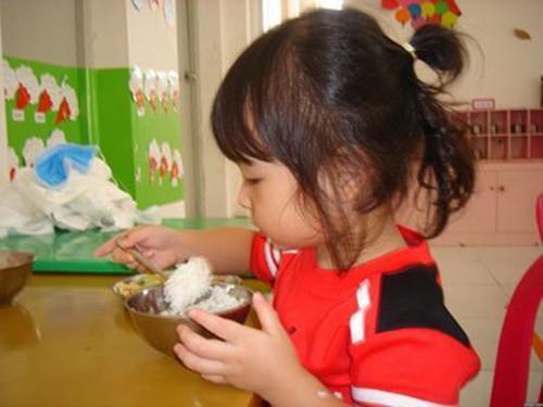 一日三餐|7岁女童2年没长个,只因常吃2种饭,儿科医生别再给孩子喂了