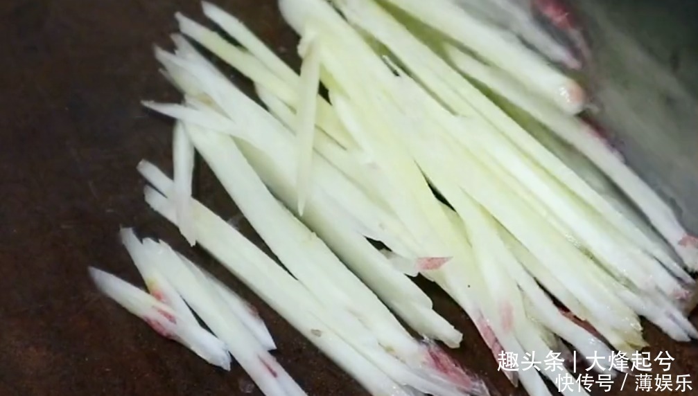 牛肉怎么炒嫩滑不柴,分享一种做法,鲜辣嫩滑下酒又下饭,过瘾