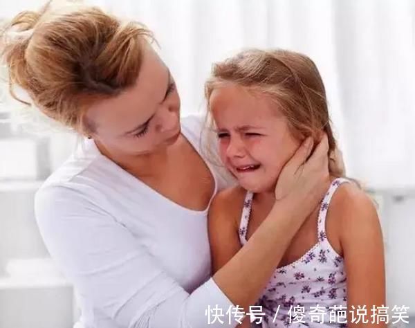 宝妈|“倔强母子”火了,街头相隔3米僵持不下,孩子:敌不动我不动