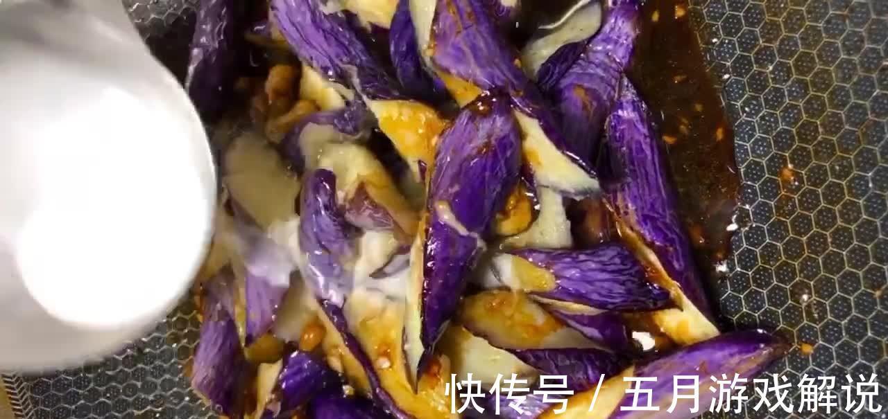 红烧茄子时,多加1个步骤,不仅容易入味而且省油,美味不油腻!