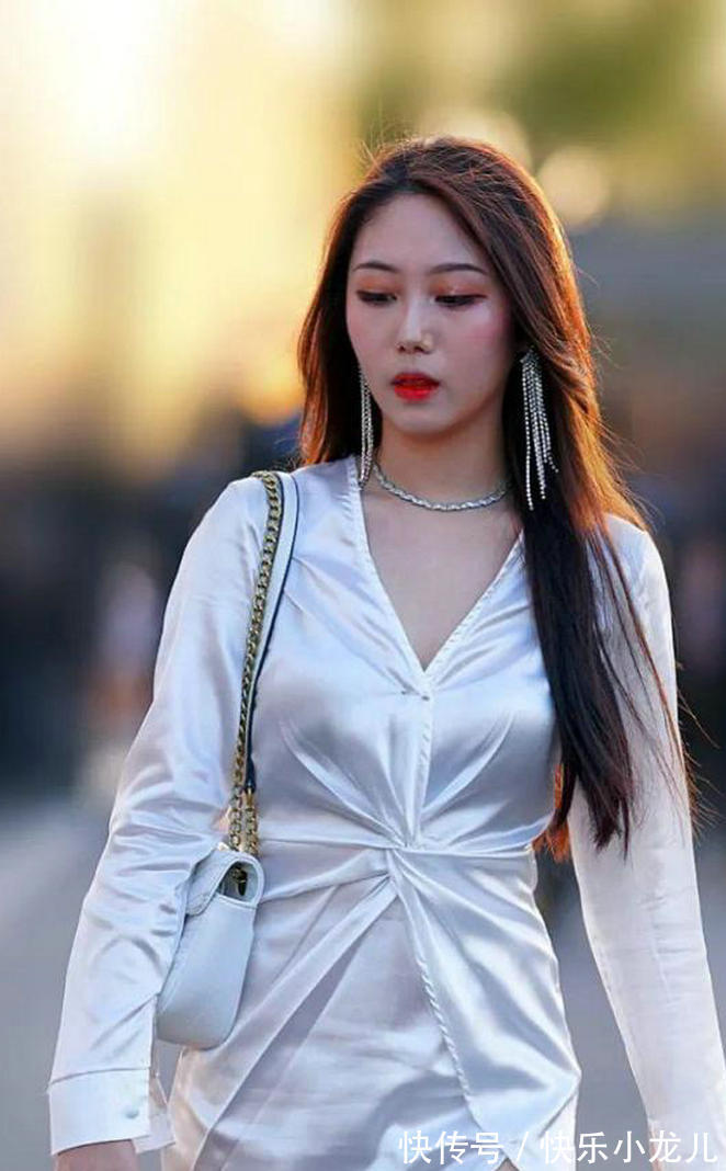 衬衫裙|高颜值的小姐姐，身穿白色衬衫裙的她，整个人的气质看上去特优雅